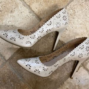 Lauren Conrad Nude Floral Eyelet Heels size 9